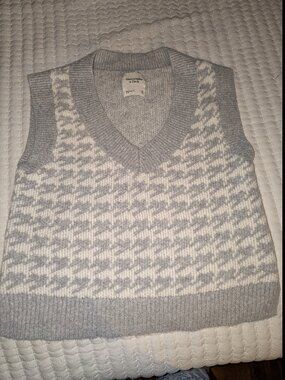 Abercrombie & Fitch Grey and white sweater vest